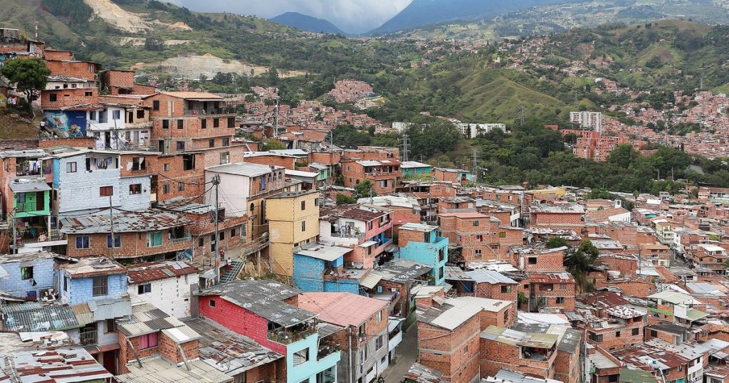 medellin comuna 13 ciudad pablo escobar tour lugar real